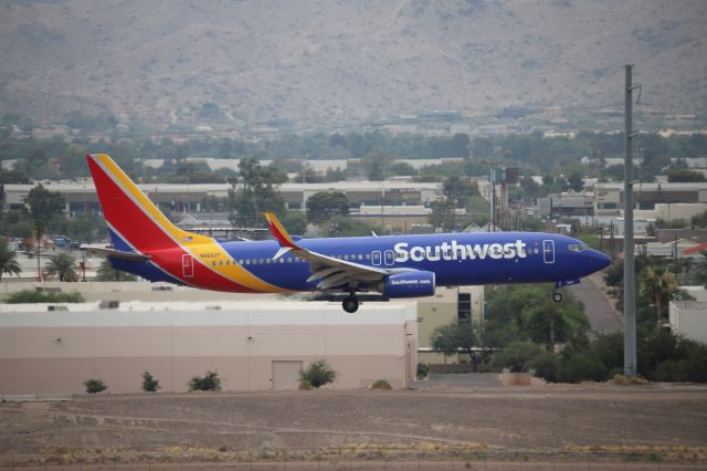 Boeing 737-800 (N8662F)