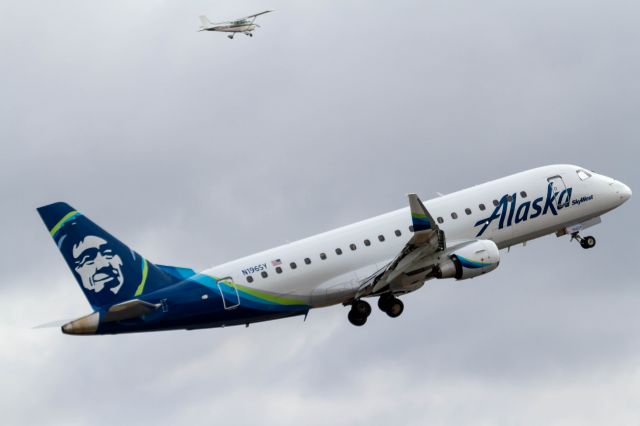 Embraer 175 (N196SY)