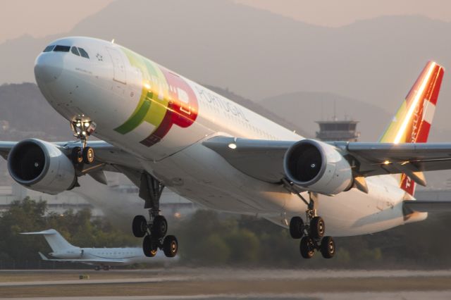 Airbus A330-200 (CS-TOR) - Aeroporto Galeão Rio de Janeiro