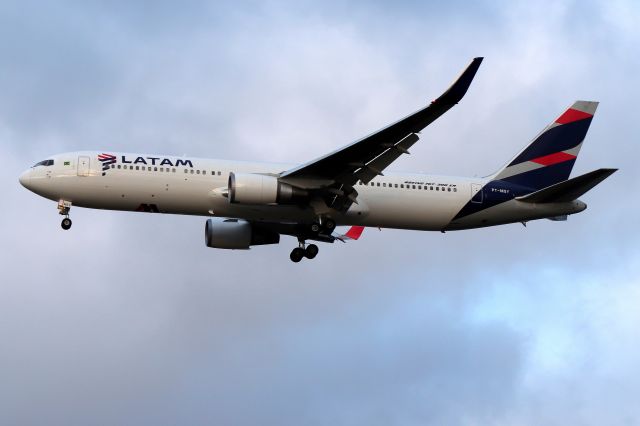 BOEING 767-300 (PT-MSY) - 'TAM 8164' from Sao Paulo on short final to 22L