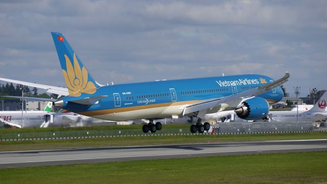 Boeing 787-9 Dreamliner (VNA-861) - BOE536 on short final to Rwy 16R to complete its B1 flight on 5/14/15. (ln 303 / cn 35152). This is the first Dreamliner for Vietnam Airlines.