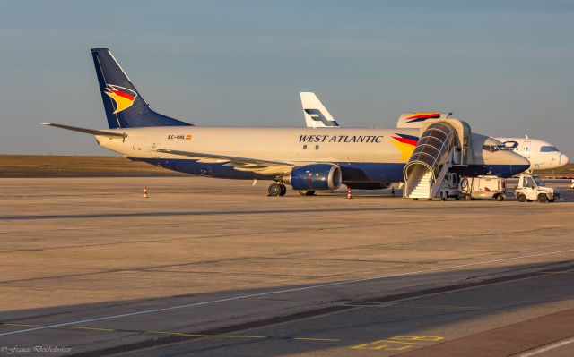 BOEING 737-400 (EC-NML)