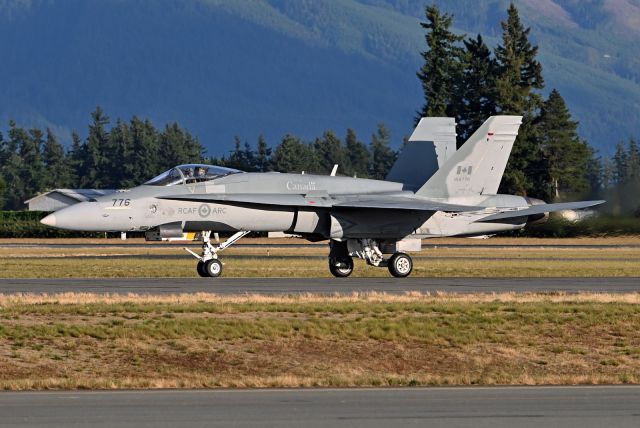 McDonnell Douglas FA-18 Hornet (18-8776)