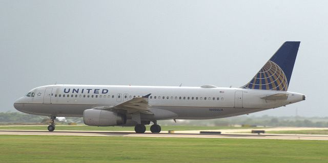 Airbus A320 (N486UA)