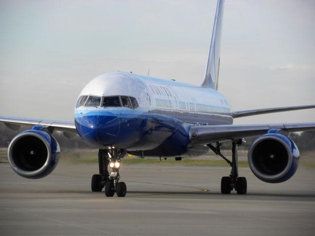 Boeing 757-200 (N515UA)