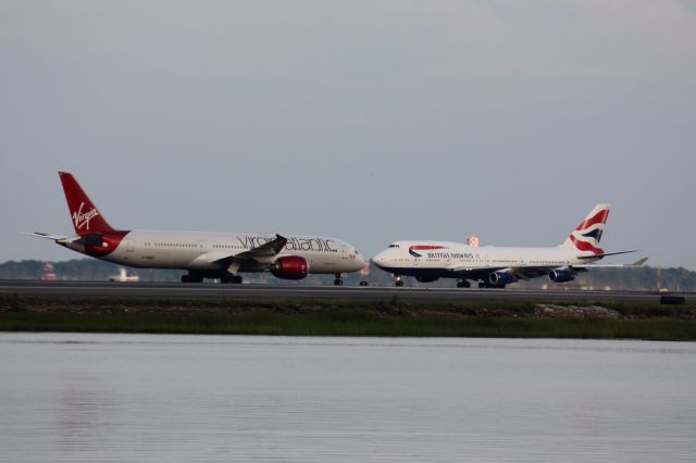 Boeing 787-9 Dreamliner (G-VBZZ) - Virgin Atlantic B789 arriving with rival BA B744 following.  