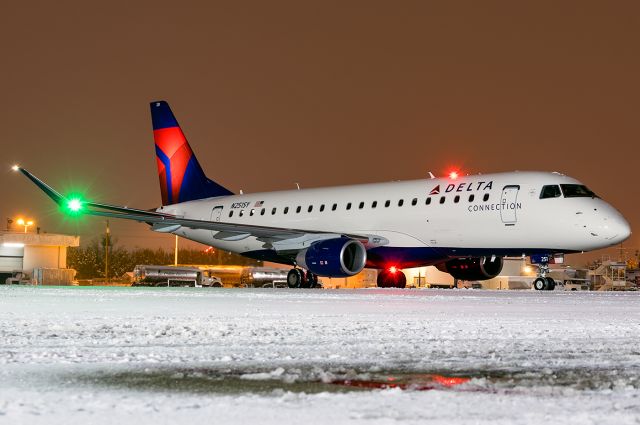 Embraer 175 (N251SY) - Full Quality Photo: a rel=nofollow href=http://www.jetphotos.net/photo/8463633http://www.jetphotos.net/photo/8463633/a