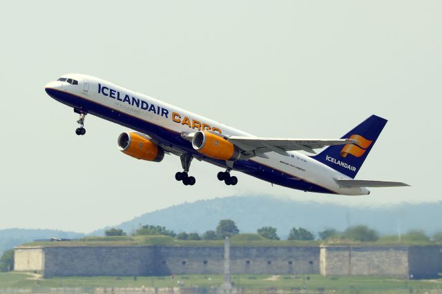Boeing 757-200 (TF-FIH) - 'Iceair 4 Charlie Golf' departing back to Reykjavikbr /(6/2)