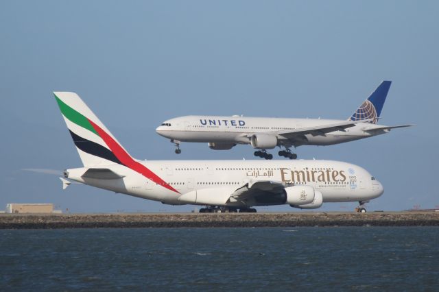 Airbus A380-800 (A6-EOC)