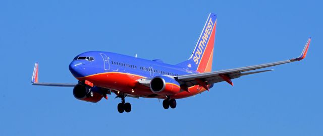 Boeing 737-700 (N216WR) - phoenix sky harbor 28DEC18