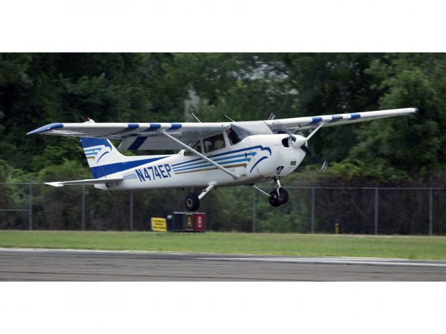 Cessna Skyhawk (N474EP) - Nice landing on RW 08.