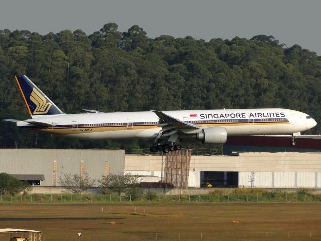 BOEING 777-300 (9V-SWO) - At last, I managed to picture the Singapore Airlines at GRU.