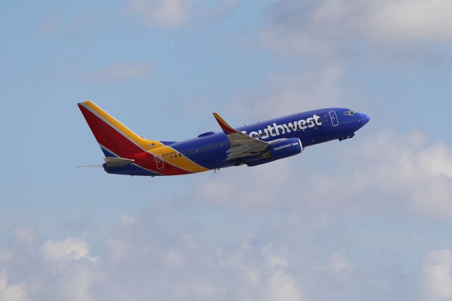 Boeing 737-700 (N925WN) - Southwest Airlines (WN) N925WN B737-7H4 [cn36630]br /Fort Lauderdale (FLL). Southwest Airlines flight WN3545 departs for Pittsburgh International (PIT).br /Taken from Terminal 1 car park roof level br /2018 04 07br /a rel=nofollow href=http://alphayankee.smugmug.com/Airlines-and-Airliners-Portfolio/Airlines/AmericasAirlines/Southwest-Airlines-WNhttps://alphayankee.smugmug.com/Airlines-and-Airliners-Portfolio/Airlines/AmericasAirlines/Southwest-Airlines-WN/a