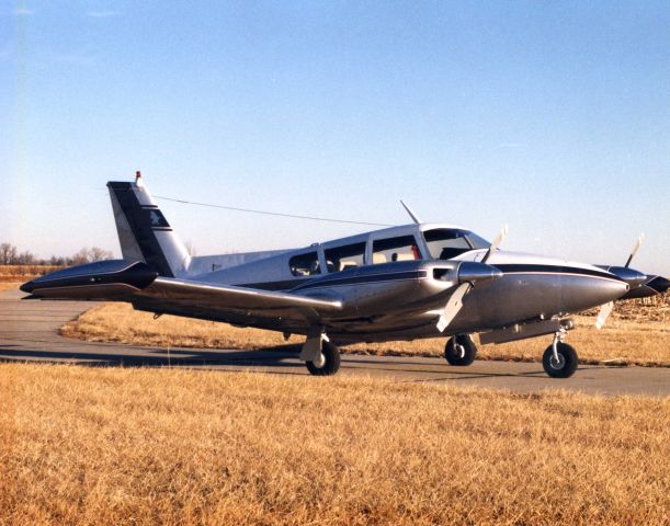 Piper PA-30 Twin Comanche (N8822Y)