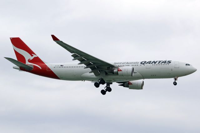 Airbus A330-200 (VH-EBO)