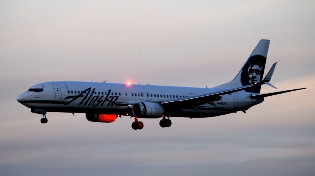 Boeing 737-900 (N469AS) - An Alaska Airlines Boeing 737-990ER, operating as flight 32, landing at Philadelphia International Airport on November 23rd, 2016.br /br /This is the only Alaska flight that will fly to Philadelphia today.