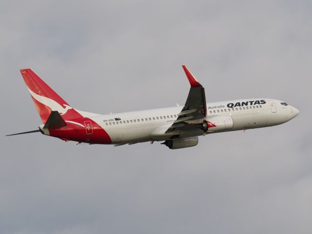 Boeing 737-700 (VH-VZV) - Lifting off on a dull, grey afternoon from runway 23, Adelaide International. Photo taken from the Tapleys Hill Road viewing area.