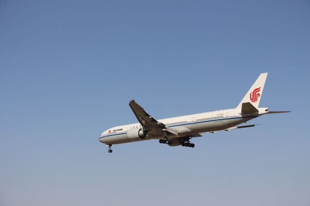 BOEING 777-300 —