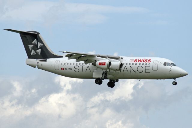 Avro RJ-100 Avroliner (HB-IYU) - "Star Alliance" livery