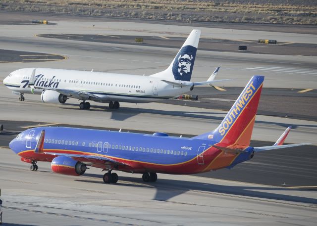 Boeing 737-800 (N8605E)