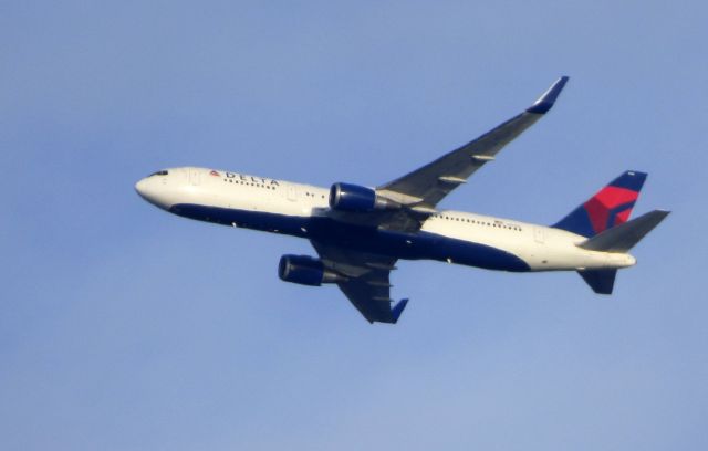 BOEING 767-300 (N154DL) - Shown here is an Delta Airline Boeing 767-300 a few moments until landing in the Winter of 2017.