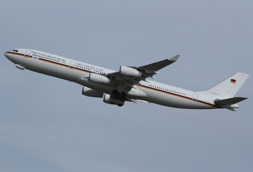 Airbus A340-300 (N1601)