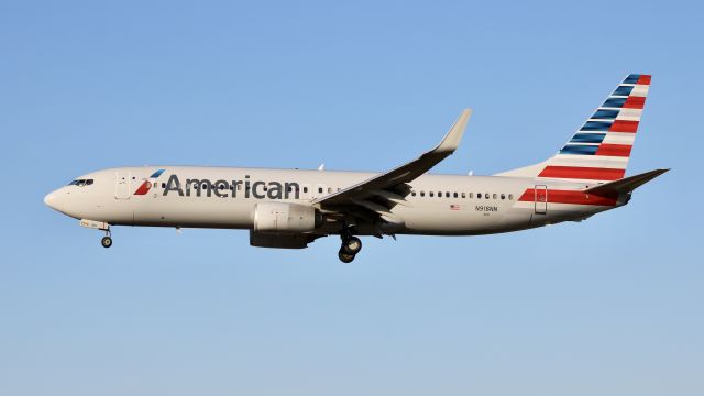 Boeing 737-800 (N918NN)