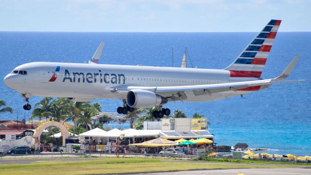 BOEING 767-300 (N350AN)