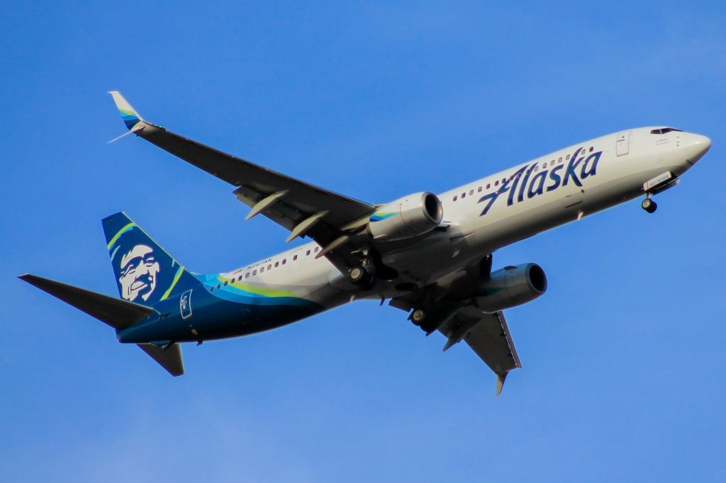 Boeing 737-800 (N267AK)