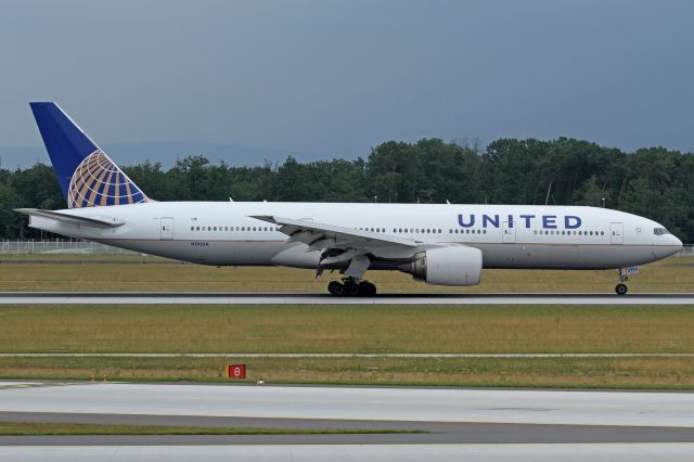 Boeing 777-200 (N792UA)