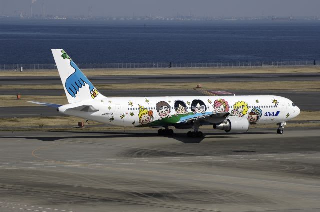 BOEING 767-300 (JA8674) - Taxing at Haneda Intl Airport on 2013/02/23 "ANA 60th Anniversary c/s"