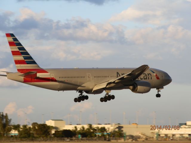 Boeing 777-200 (N762AN)