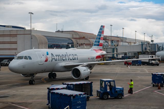 Airbus A319 (N710UW)