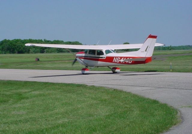 Cessna Skyhawk (N64140) - Taxiing at KHNB on 5/12/09