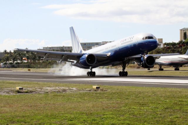 BOEING 767-300 (N585UA)