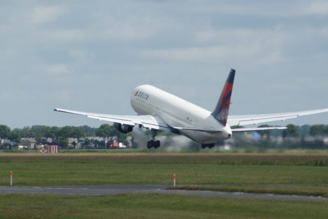 BOEING 767-300 (N190DN) - Delta Air Lines B767-332ER cn28447