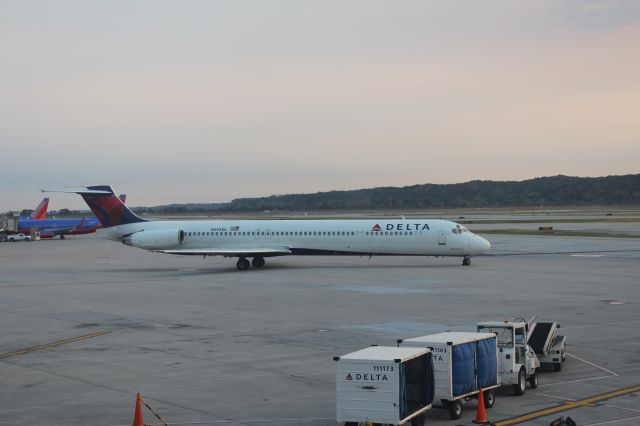 McDonnell Douglas MD-88 (N993DL) - 081612 Delta MD88 taxiing out for Rwy 32L