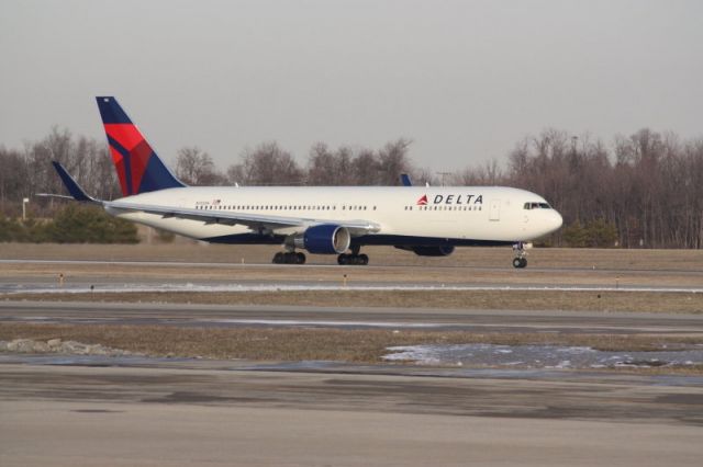 BOEING 767-300 (N195DN) - Flight 44 from CVG to LFPG taking off on Rwy 18L