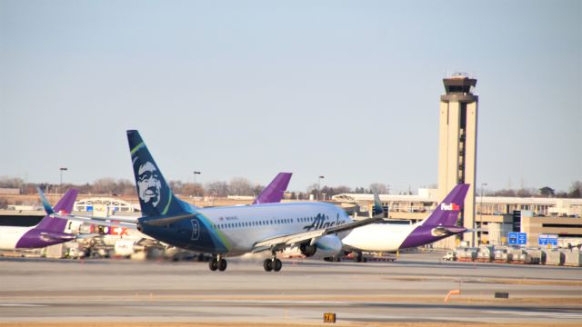 Boeing 737-700 (N614AS) - Alaska Airlines first mainline service flight from SEA-MKE. 