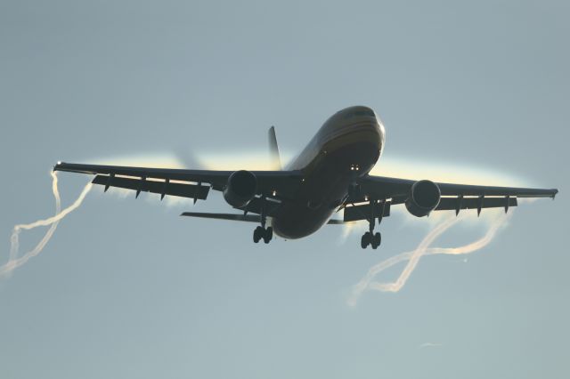 — — - Approaching LHR runway 027L.