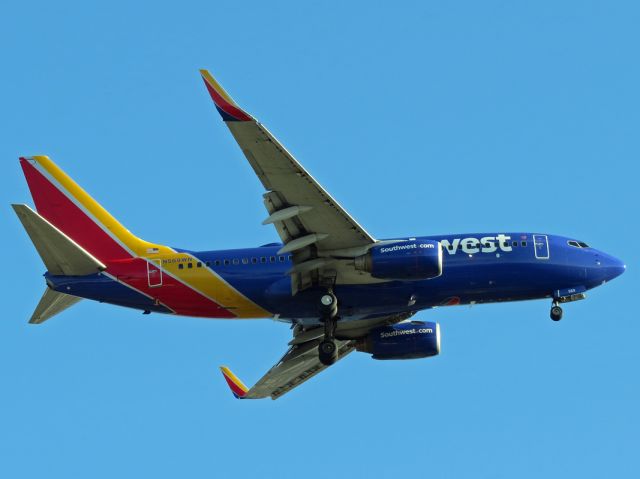 Boeing 737-700 (N569WN) - Final approach.