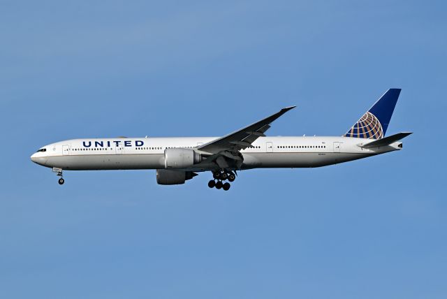 BOEING 777-300 (N2140U)