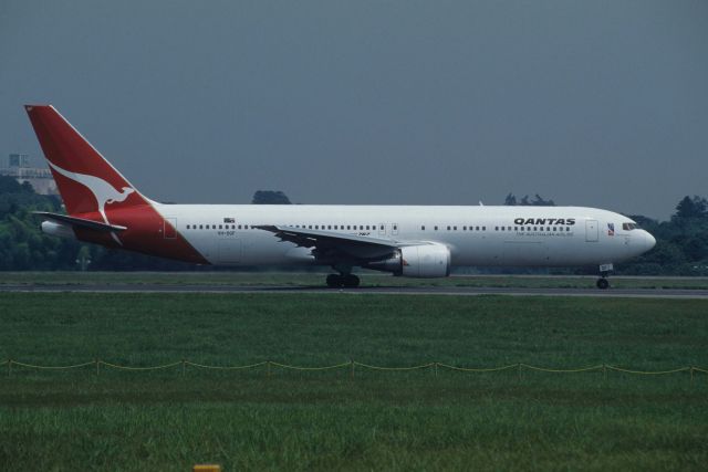 BOEING 767-300 (VH-OGF) - Departure at Narita Intl Airport Rwy16R on 1995/07/31