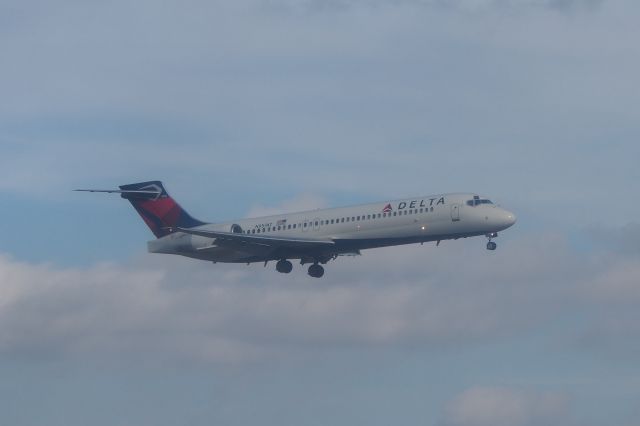 McDonnell Douglas MD-90 (N957AT)