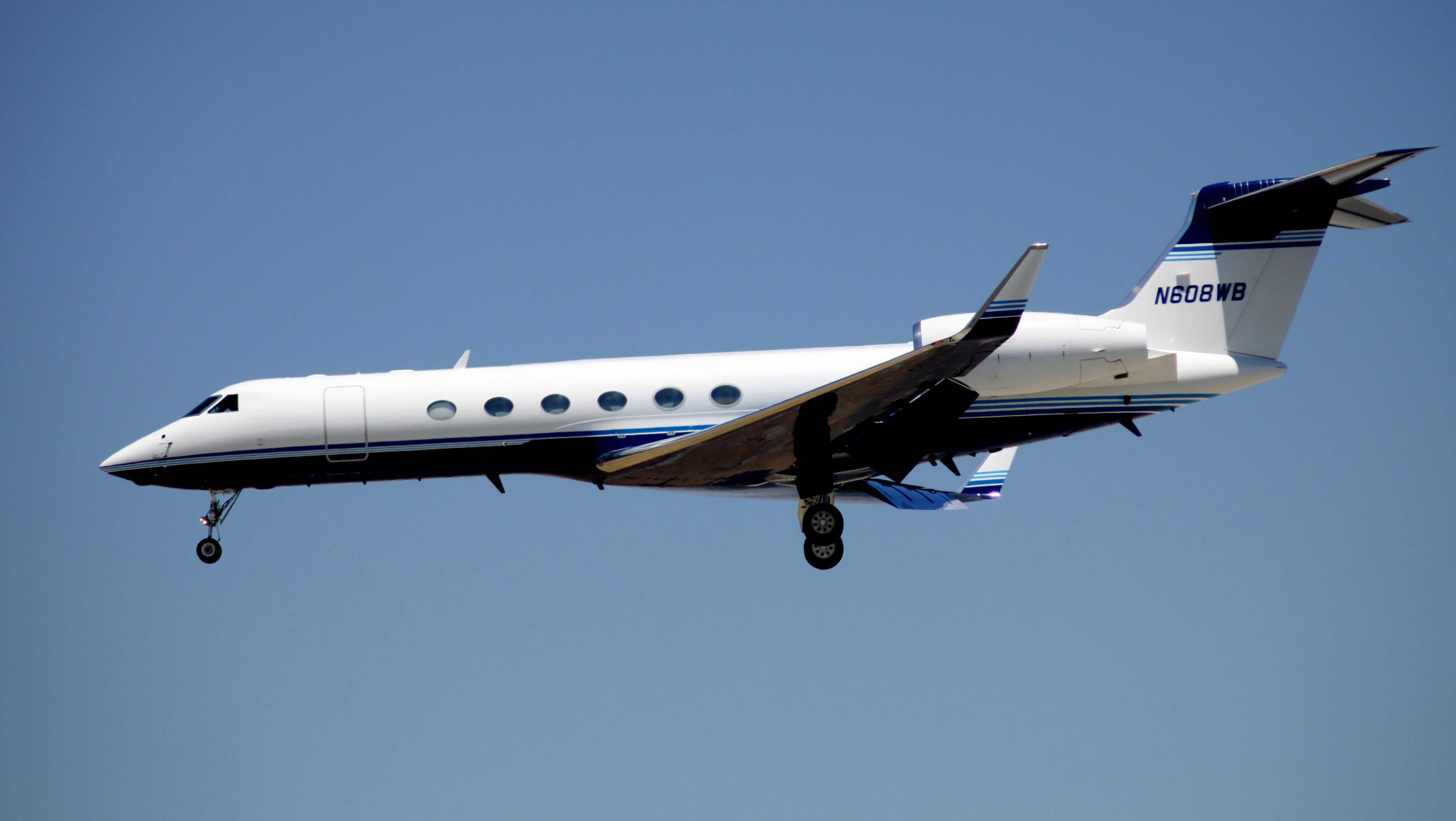 Gulfstream Aerospace Gulfstream V (N608WB) - Hewlett Packard corporate jet, landing 30L