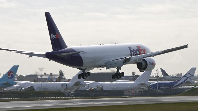 Boeing 777-200 (N863FD) - BOE059 nears touchdown on runway 16R to complete a test flight on 2/23/12.