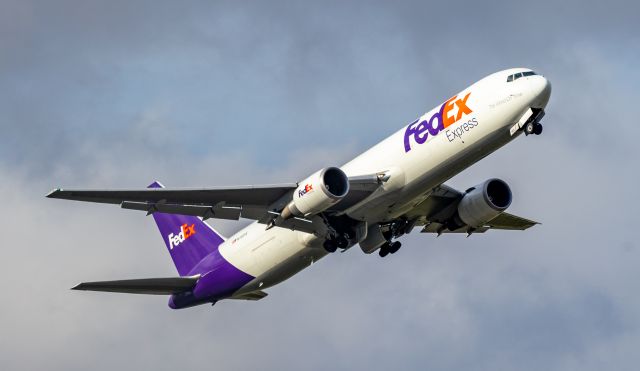 BOEING 767-300 (N115FE) - FedEx Express leaving for Memphis Hub.