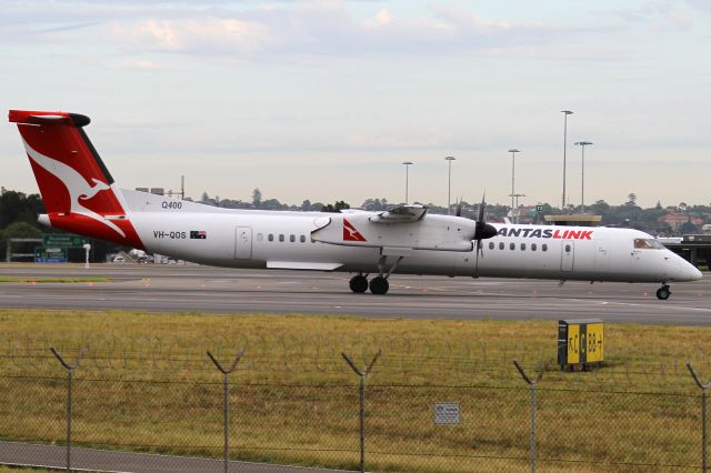 de Havilland Dash 8-400 (VH-QOS)