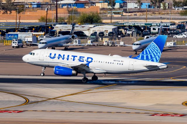 Airbus A319 (N877UA) - United Airlines A319 landing at PHX on 11/15/22. Taken with a Canon 850D and Tamron 70-200 G2 lens.