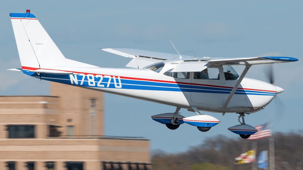 Cessna Skyhawk (N7827U) - N7827U nosediving toward Martin State Airport's runway 15 in the pattern